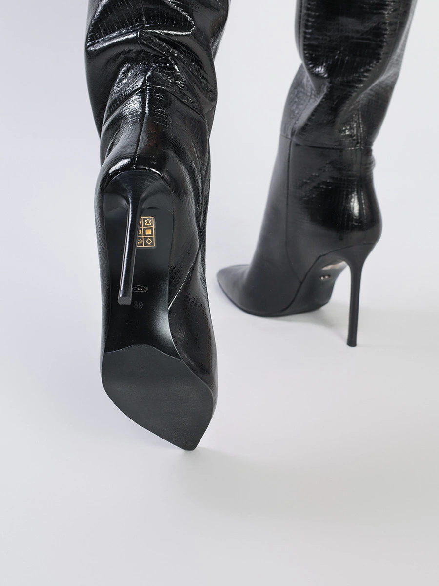 Ботфорты лакированные черного цвета на высоком каблуке